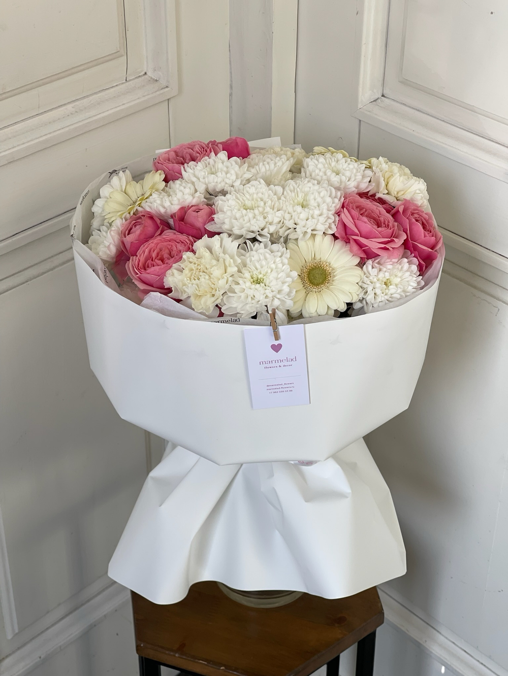 Авторский букет из хризантемы, яркой кустовой пионовидной розы и минигербер