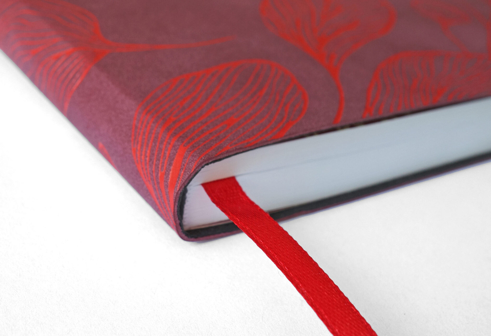 НОВИНКА! Блокнот "Leaves" в клетку А5 128 листов, гибкая обложка из бархатистой экокожи нубук  (цвет винный) с тиснением рисунка красной матовой фольгой