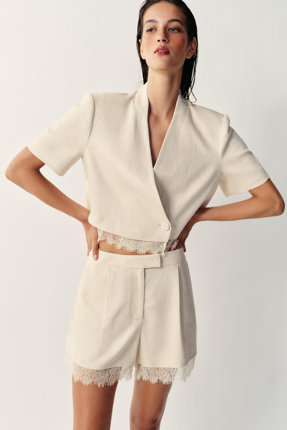 ZARA КОРОТКИЙ БЛЕЙЗЕР С КРУЖЕВНОЙ ОТДЕЛКОЙ, СВЕТЛО-БЕЖЕВЫЙ