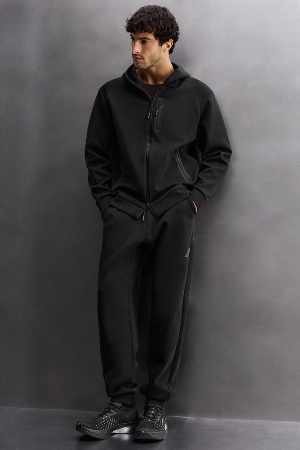 ZARA ТЕХНИЧЕСКАЯ ТОЛСТОВКА НА МОЛНИИ С КАПЮШОНОМ, ЧЕРНЫЙ