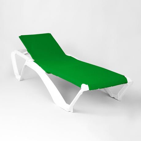 Шезлонг пластиковый с подстаканниками и гипоаллергенной тканью "МАЙАМИ". Цвет: Белый с зелёной тканью.