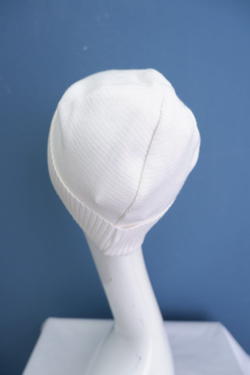 Шапка белая стильная