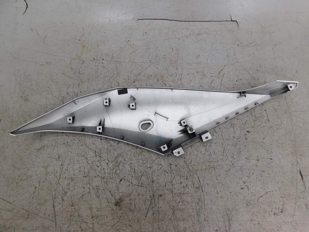 пластик боковой правый Yamaha YZF-R3 BS7-F835V-00 051041