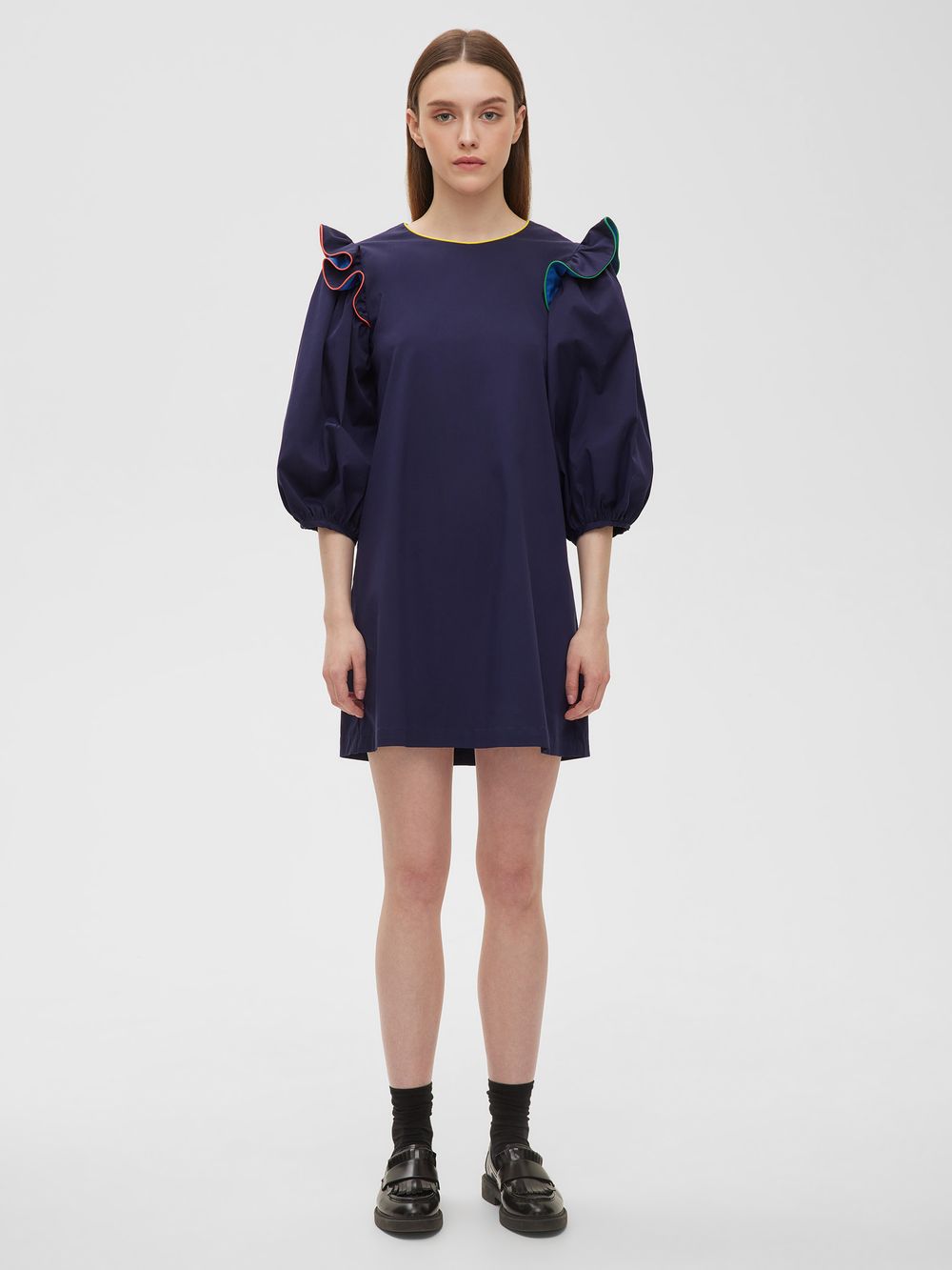 Платье с воланами темно-синего цвета с разноцветной отделкой