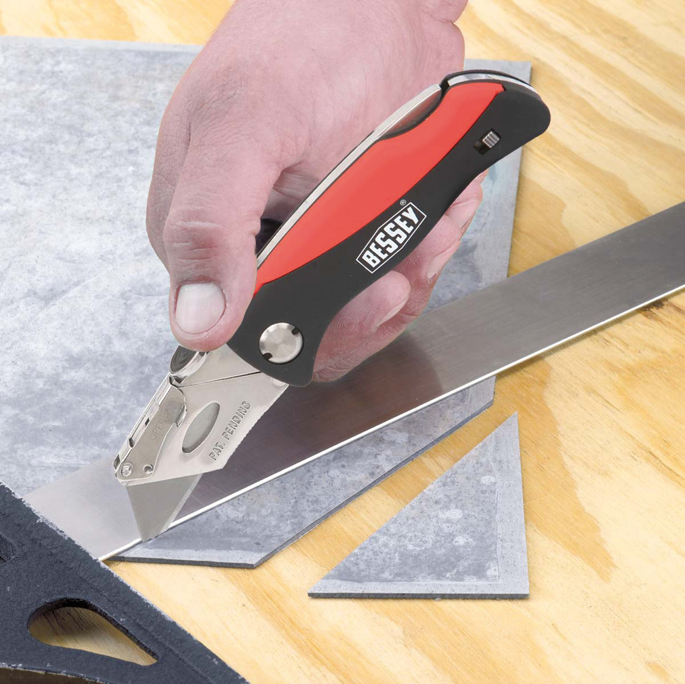Нож складной + фонарь BESSEY DBKPH-TL-EU