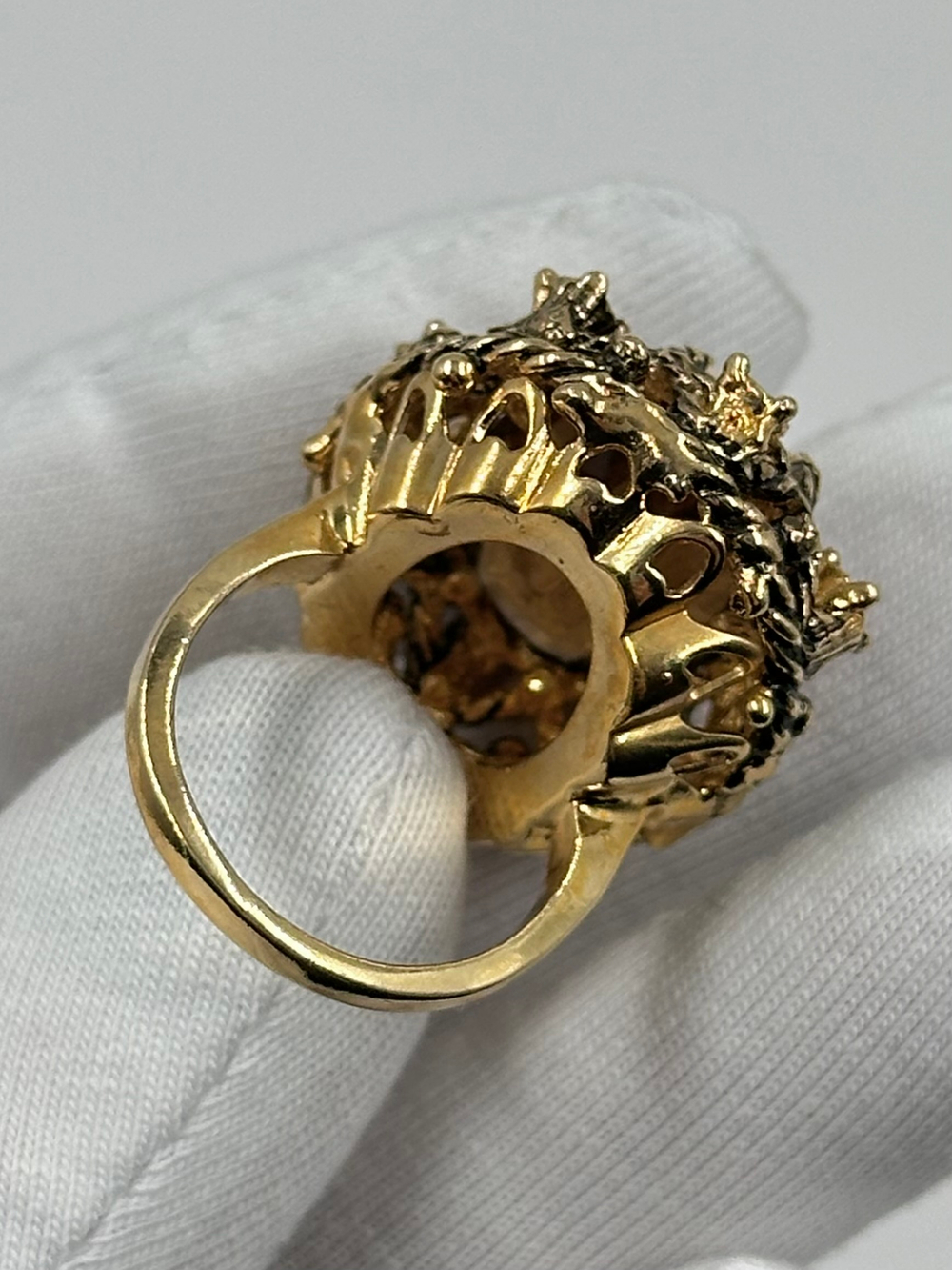 Кольцо с коричневыми кристаллами