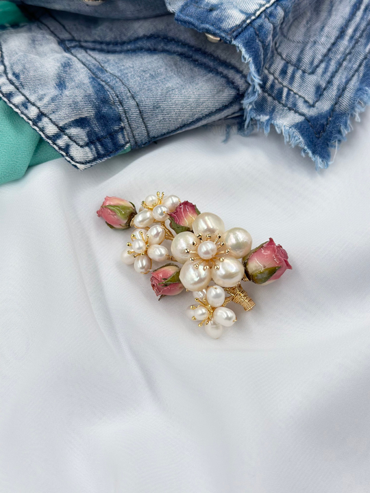 Брошь букет из речного жемчуга с розами в технике горячая эмаль, оттенок золото