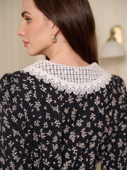 Платье с кружевным воротником