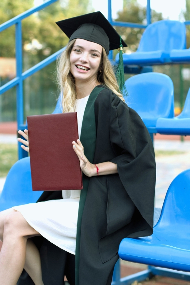 Комплект выпускника “Оксфорд” – мантия с темно-зеленой полосой