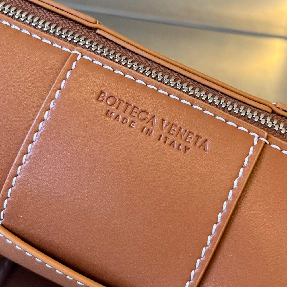 Bottega Veneta Small Canette 21 cm