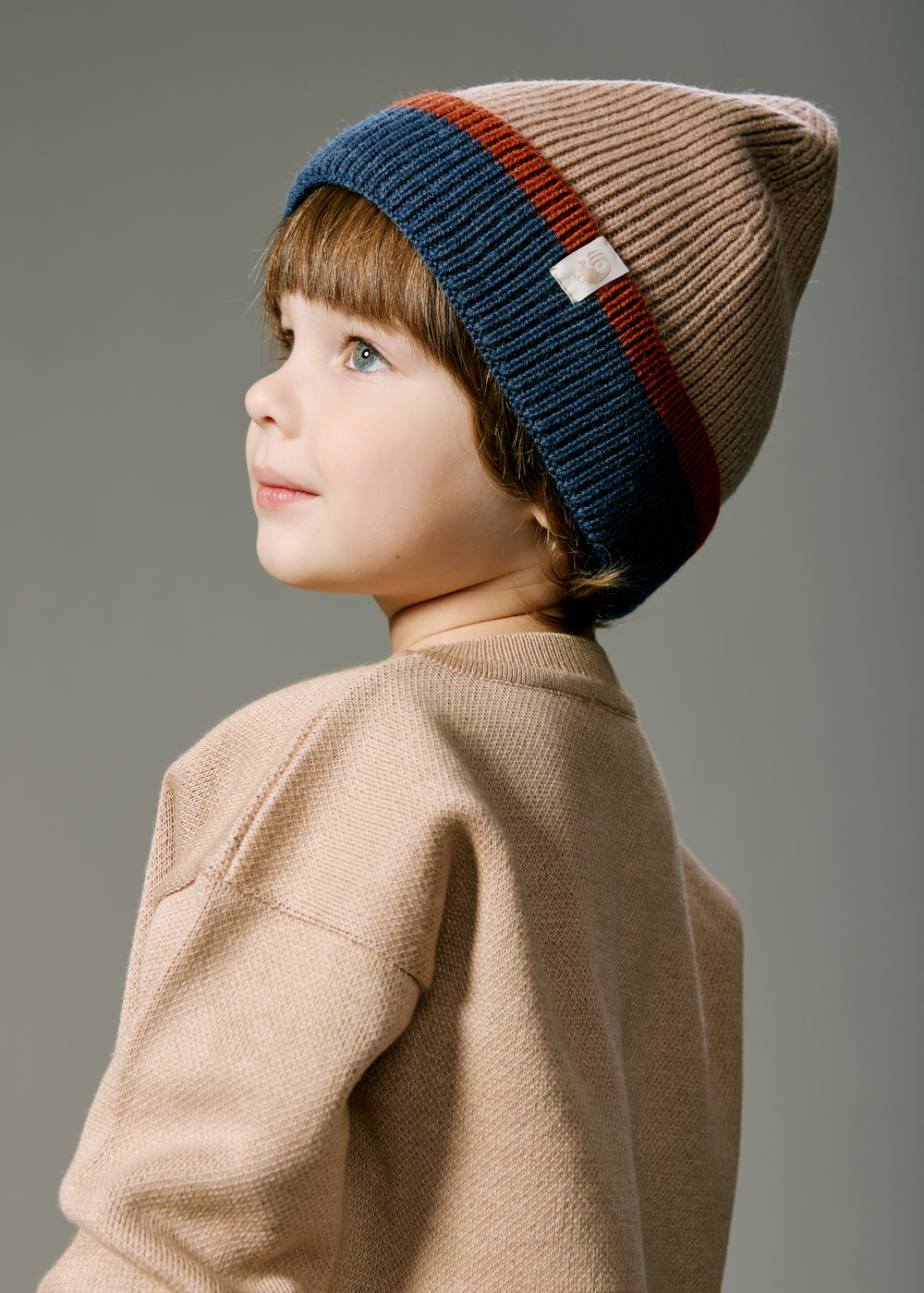 Шапка вязаная с отворотом (теплый беж + джинс)
