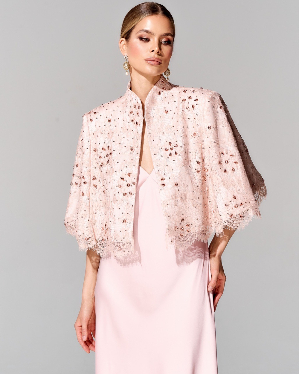 Укороченный кейп с вышивкой ручной работы