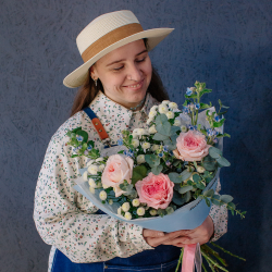 151. Акварельный букет в розово-голубой гамме с оксипеталумом