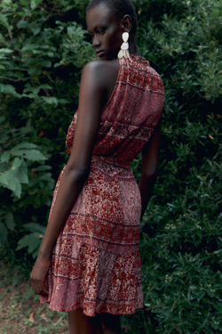 ZARA МИНИ-ПЛАТЬЕ В СТИЛЕ ПЭЧВОРК С ПРИНТОМ И ПОЯСОМ, ЦВЕТ ФУКСИИ