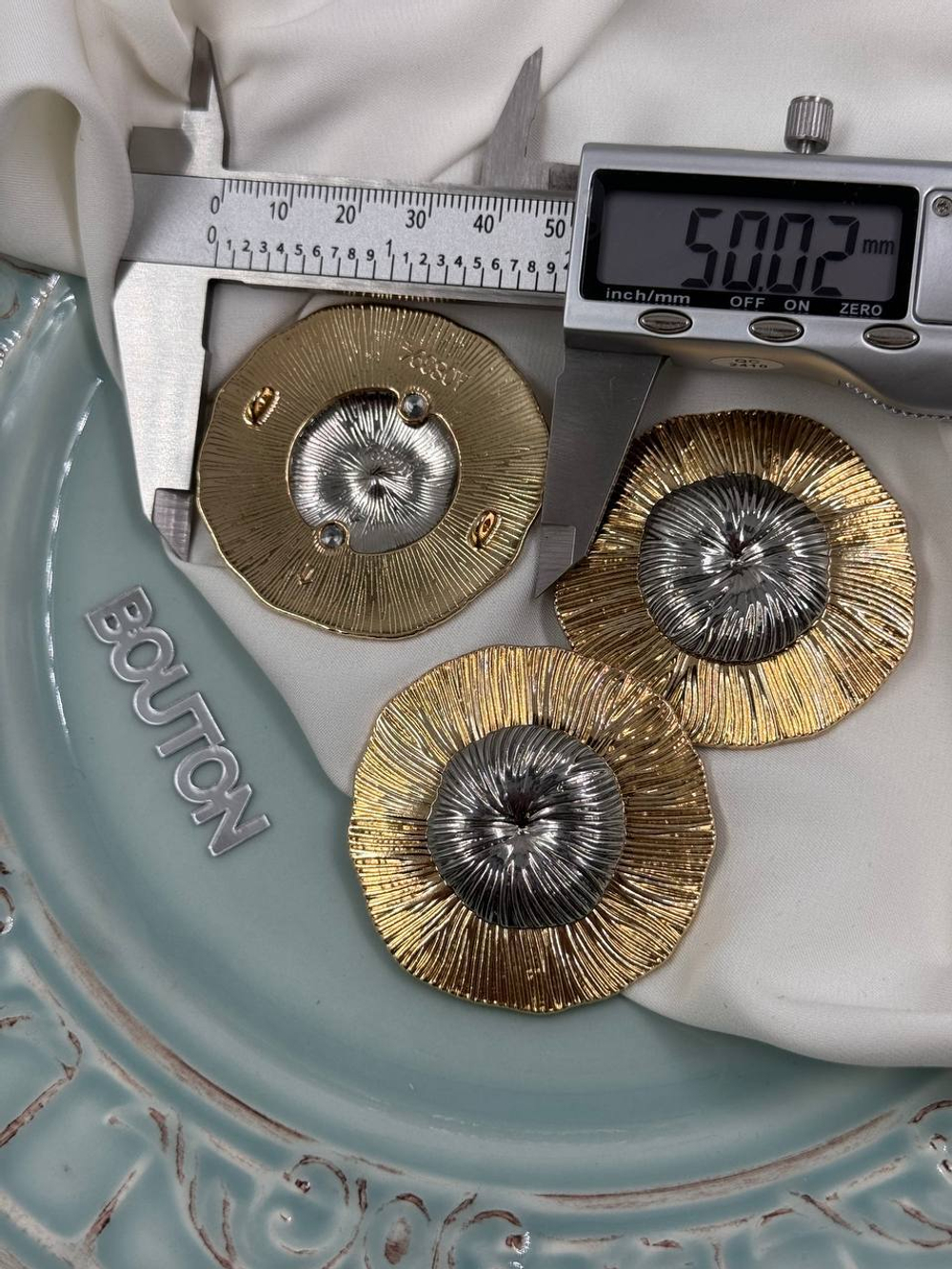 Пуговицы биколорные массивные рельефные