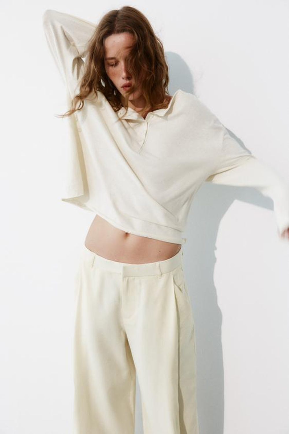 ZARA СТРУЯЩИЕСЯ БРЮКИ СО СКЛАДКАМИ, ЭКРЮ