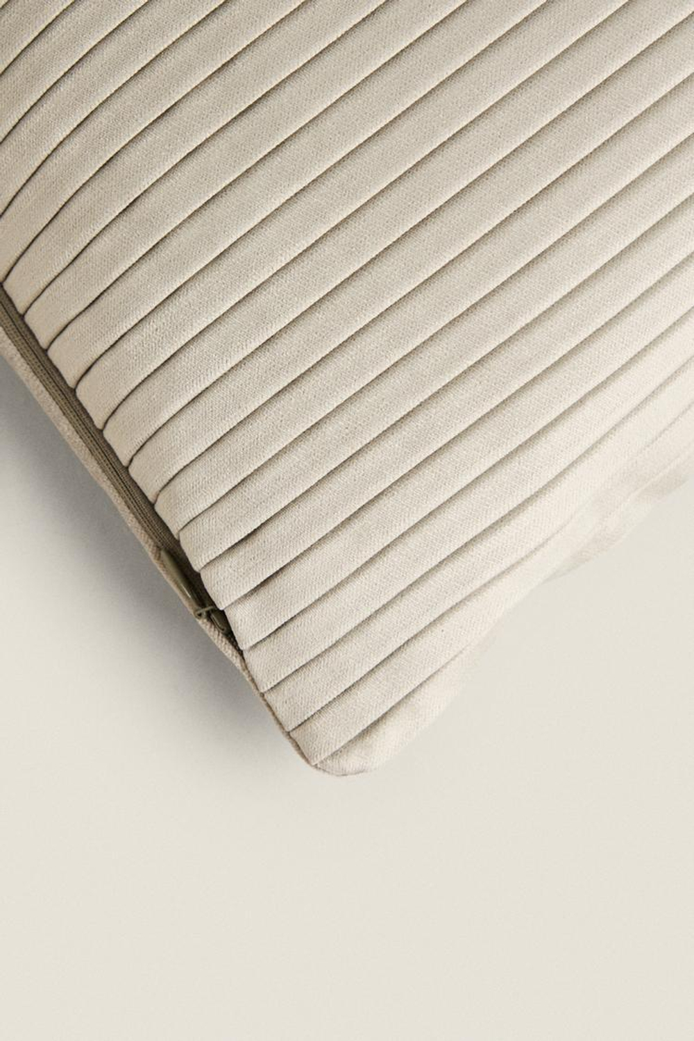 ZARA HOME БАРХАТНЫЙ ЧЕХОЛ ДЛЯ ДЕКОРАТИВНОЙ ПОДУШКИ, ЗЕЛЕНОВАТЫЙ