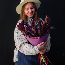 46. Насыщенный дуо-букет с каллами и леукондендронами