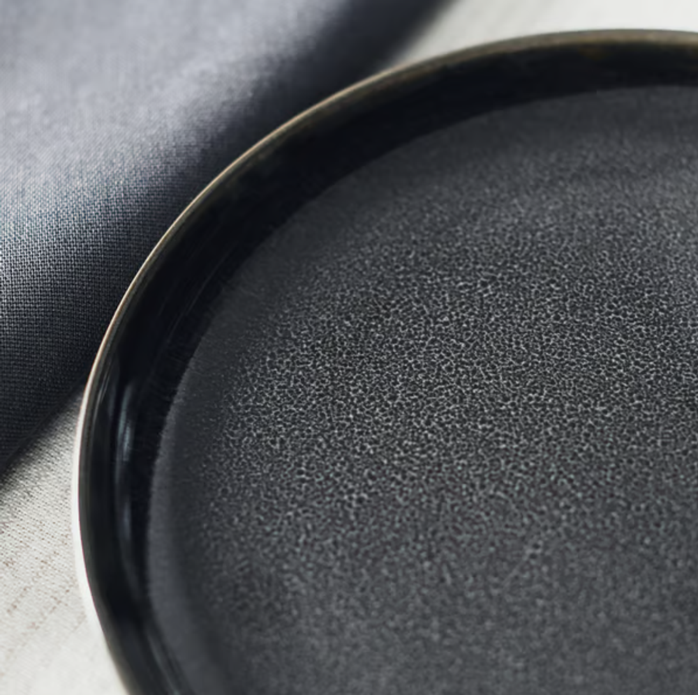 IKEA GLADELIG (ГЛАДЕЛИГ) — тарелка 25 см, темно-серая (105.970.23)