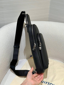 Сумка-слинг Louis Vuitton