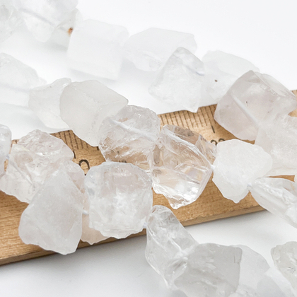 Кварц белый + горный хрусталь, необработанные бусины, размер около 7-12*10-14 мм, цена за отрезок 9-9,5 см (1/4 нити)