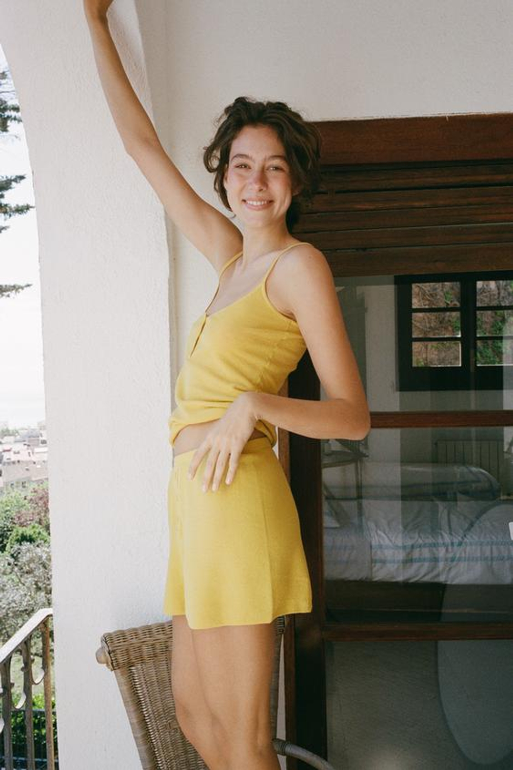 ZARA ТРИКОТАЖНЫЕ ШОРТЫ С ПУГОВИЦАМИ, ЯИЧНО-ЖЕЛТЫЙ