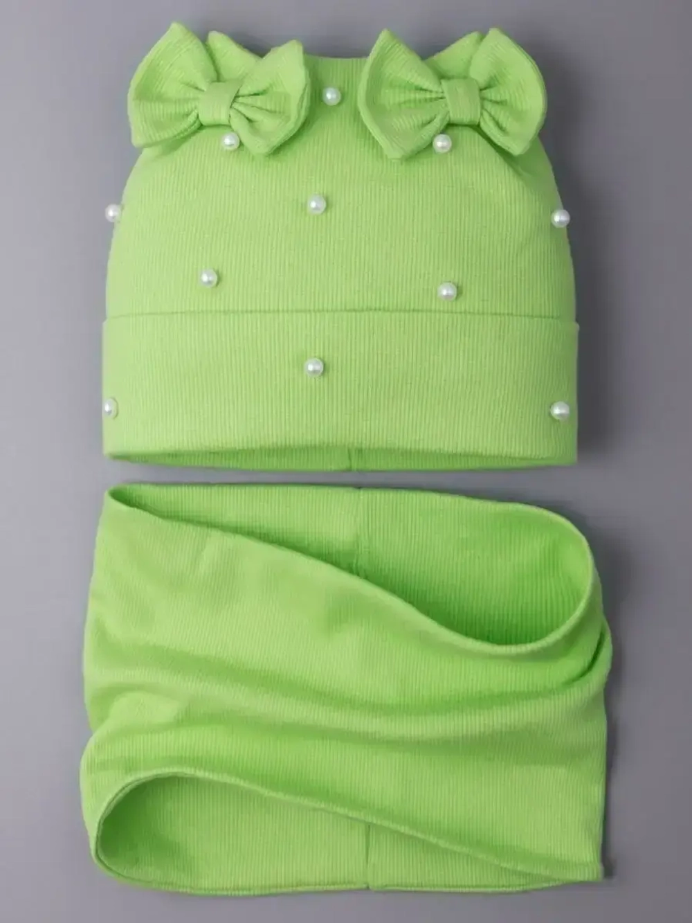 Шапка для девочки на осень с бусинами и снуд