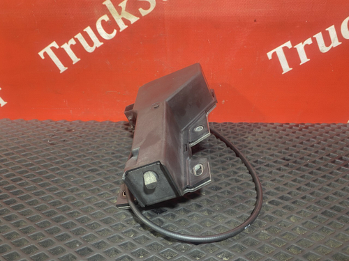 Замок капота