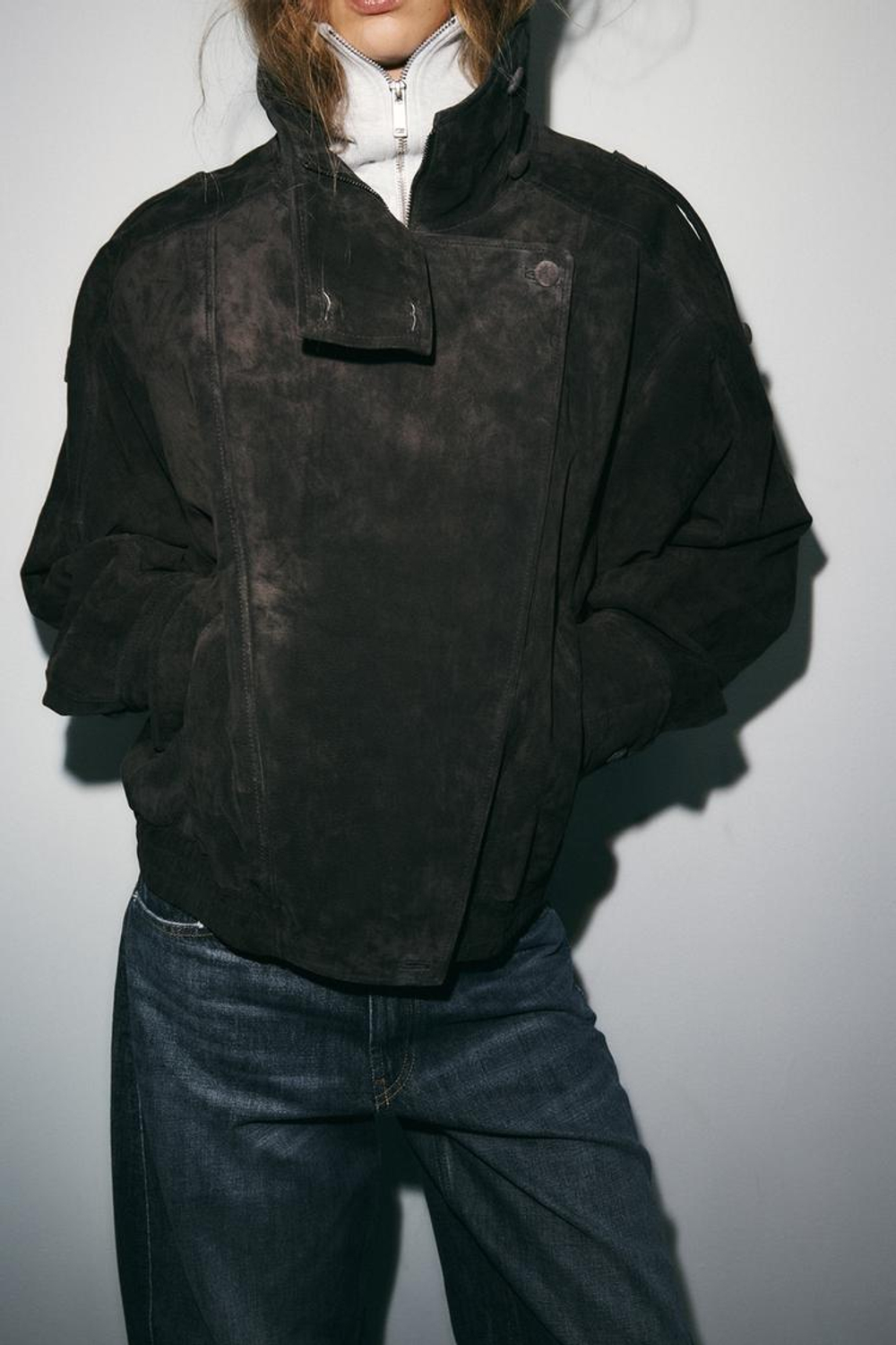 ZARA КУРТКА-БАЙКЕР ИЗ 100% ЗАМШИ С ОБТЯНУТЫМИ ПУГОВИЦАМИ, УГОЛЬНЫЙ