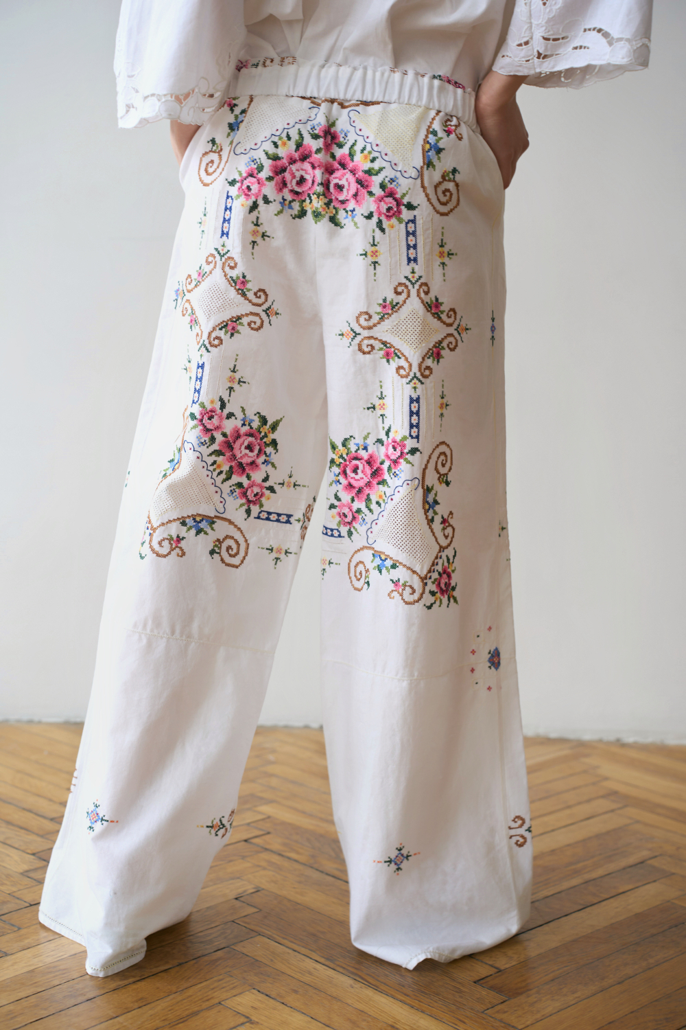 Брюки с цветочной вышивкой
