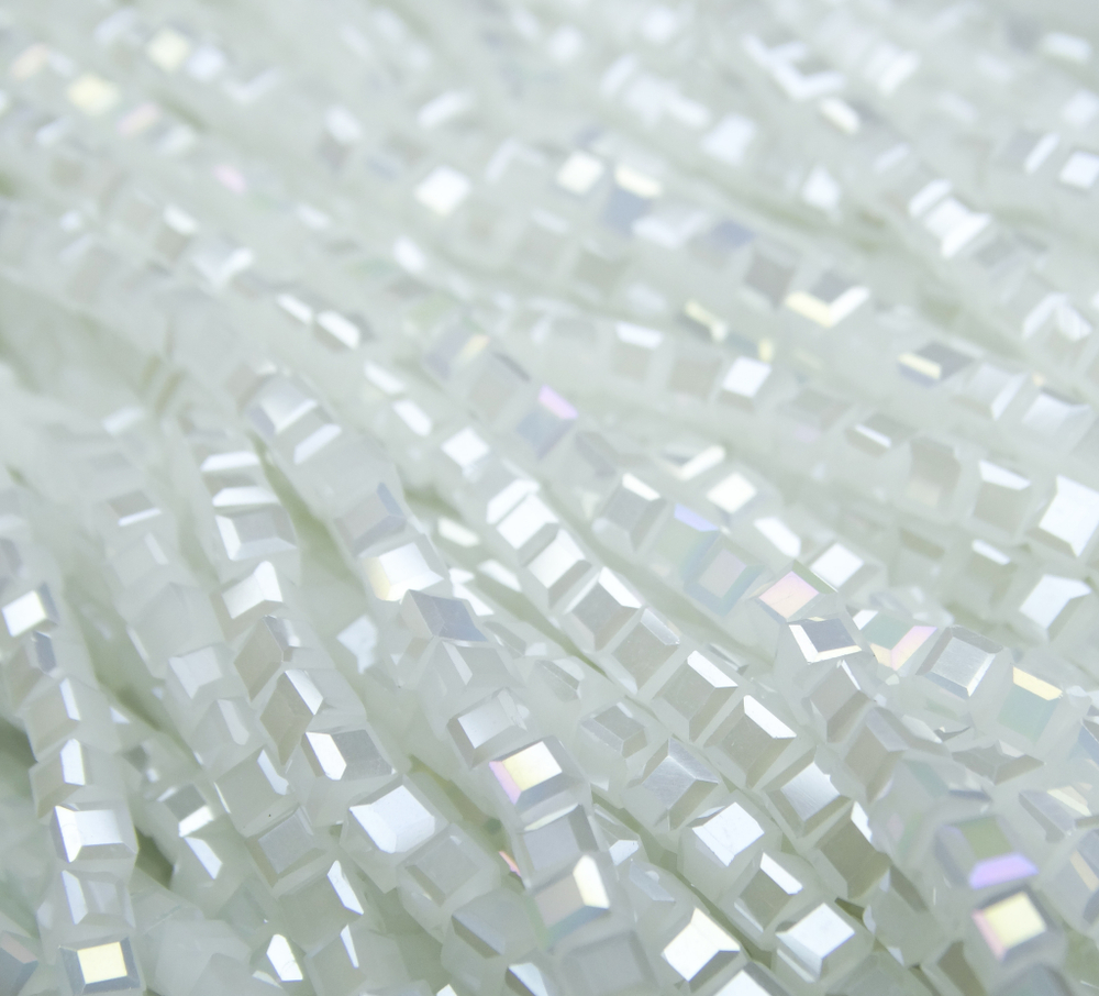 БВМ009ДС4 Хрустальные бусины квадратные, цвет: белый AB матовый, 4 мм, кол-во: 44-45 шт.