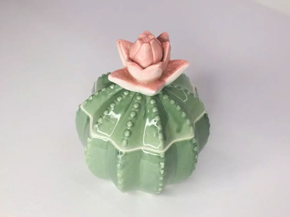 Банка для сыпучих продуктов – яркий и практичный экземпляр функциональной посуды. Банка отлично подойдет для хранения любых сухих продуктов, вы сможете пересыпать в нее кофе, чай или любые другие крупы. Декоративная банка снабжена крепкой крышкой, которая сохранит свежесть Ваших продуктов и защитит от посторонних запахов и влаги.  Емкость для хранения может стать элегантным предметом сервировки стола. Функциональная, практичная банка впишется в любой интерьер.  Мойте банку только вручную с помощью щадящих моющих средств. Емкость для круп нельзя использовать в микроволновой печи и нежелательно мыть в посудомоечной машине.