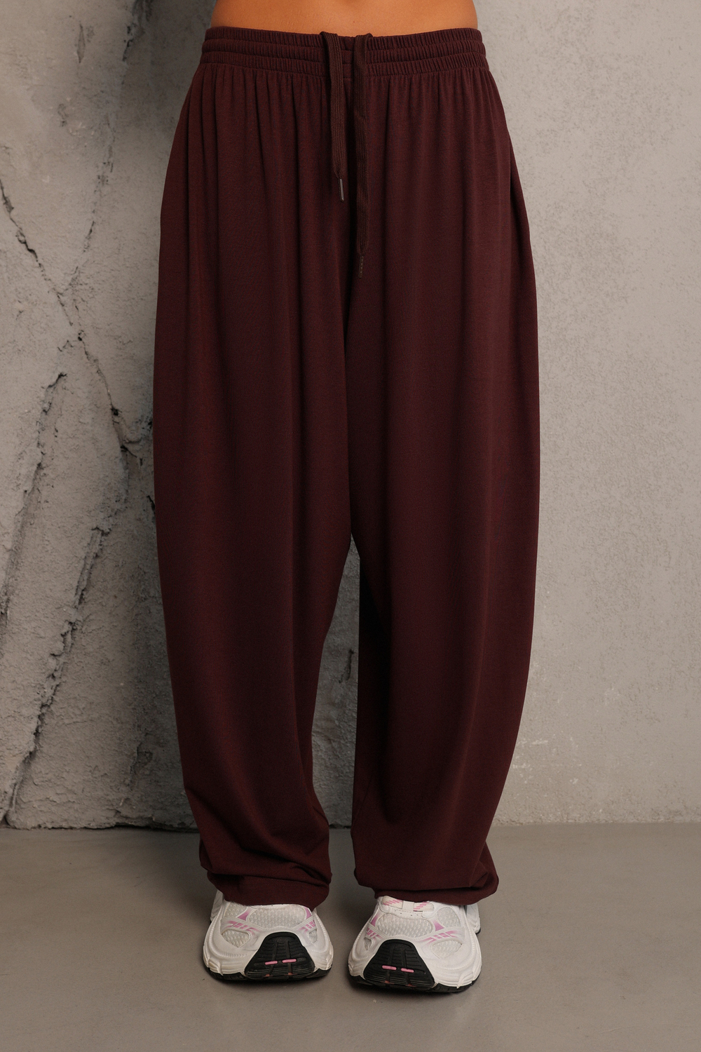 Брюки на резинке из тонкого трикотажа