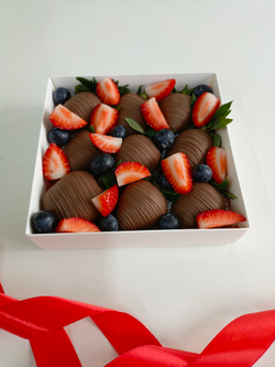 Клубника в шоколаде с ягодами голубики