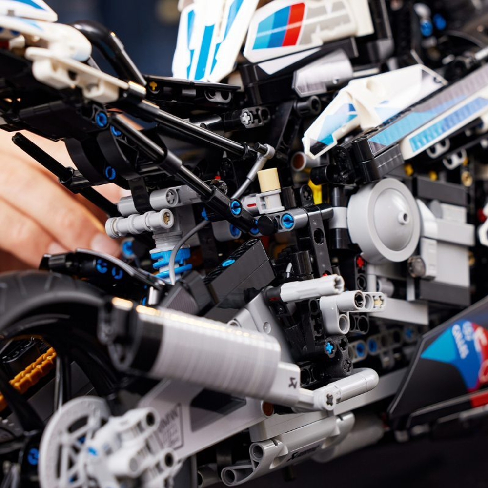 LEGO Technic - Мотор BMW M 1000 RR 42130