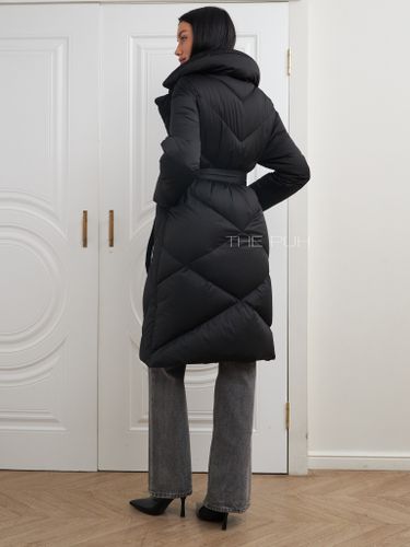 Черный длинный пуховик с поясом