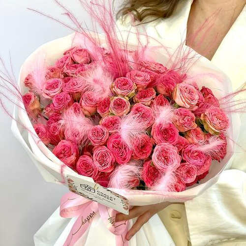 Монобукет из 15 ярких кустовых роз с сухоцветами и пёрышками. Монобукет 033 Chalet Green