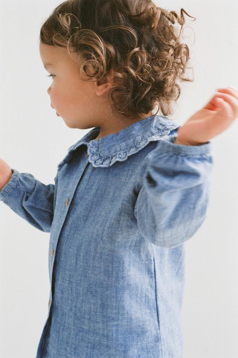 ZARA БЛУЗА ИЗ СТРУЯЩЕЙСЯ ДЖИНСОВОЙ ТКАНИ, ВЫЦВЕТШИЙ СИНИЙ