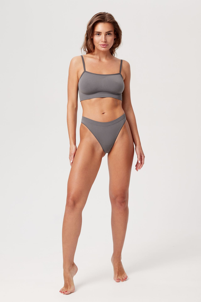 Бесшовный топ на бретелях из итальянской пряжи