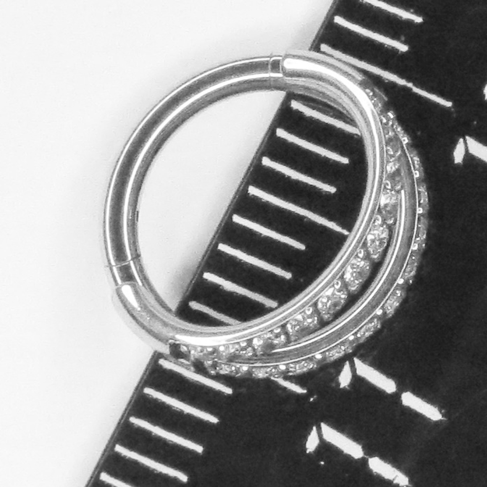 Кольцо для пирсинга, двойной кликер 8 мм инкрустация фианитами, толщина 1,2 мм. Титан G23. Серебристое. 1 шт