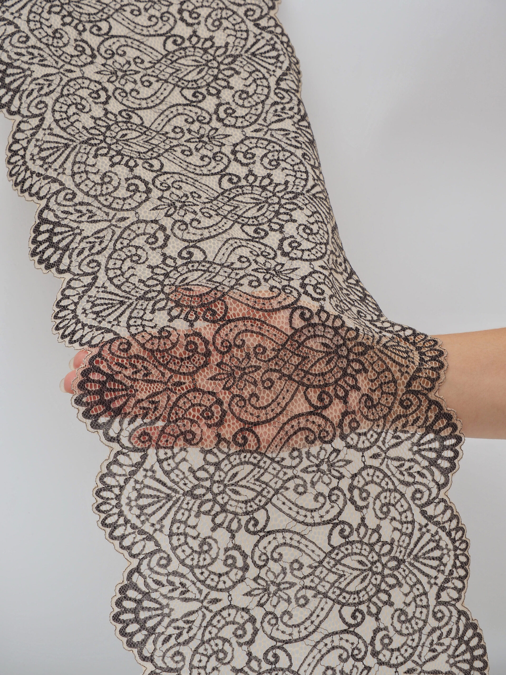 Эластичное кружево бежевое с черным ширина 21 см