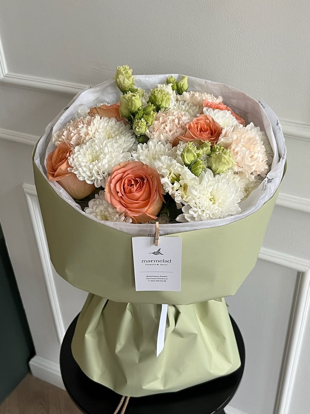 Сборный букет из хризантемы, диантусов и одноголовых роз