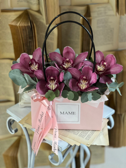 Композиция из орхидеи цимбидиум и эвкалипта в элегантном оформлении