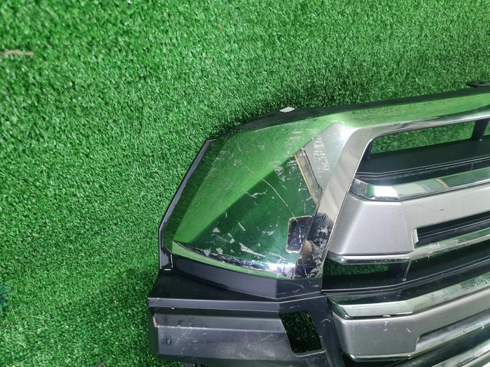 Решетка радиатора Toyota Land Cruiser 200 (2015-2021)