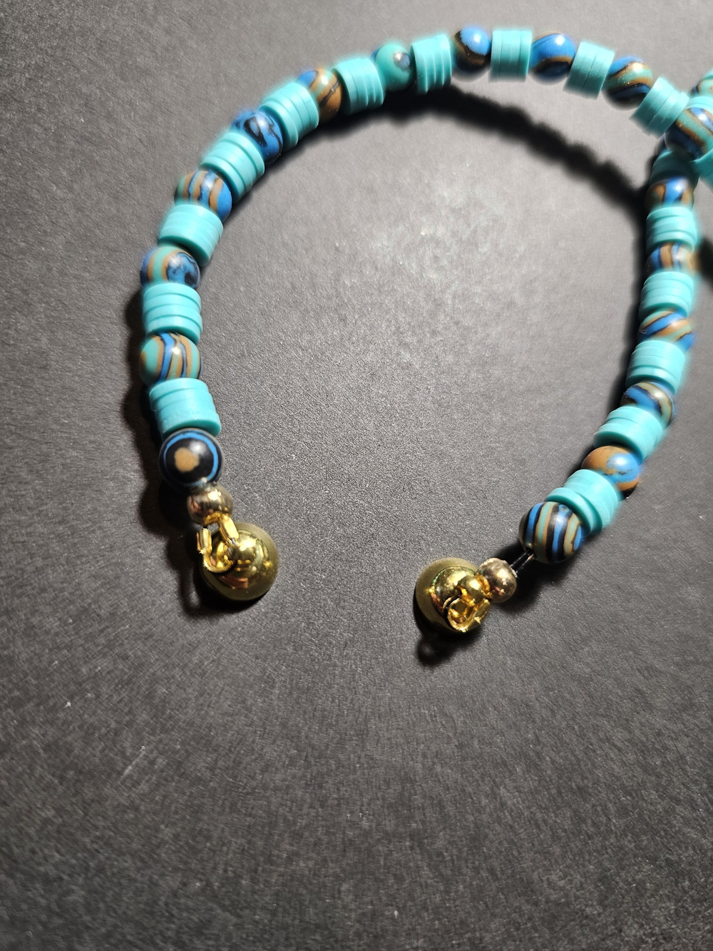 Колье ручной работы из натурального голубого малахита и каучука " Пестрая лента"