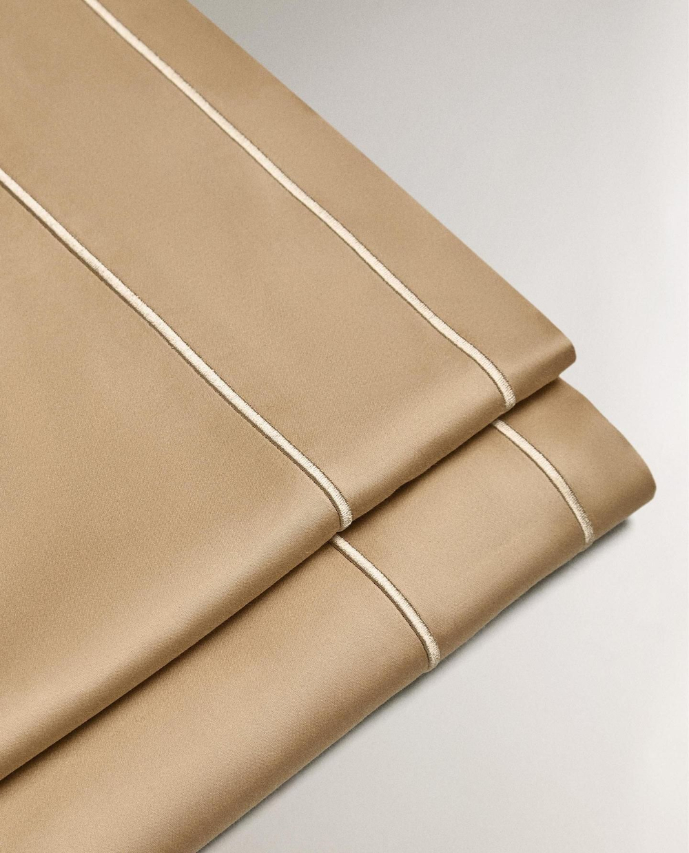 Zara Home - Атласная простыня с двойным декоративным подолом, бежевый, 270x280 см