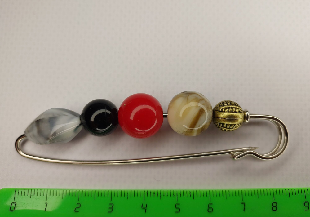 Булавка брошь "Цветные камешки" для кардигана,  пальто, платков, костюмов, одежды. .Цвет серый чёрный красный.