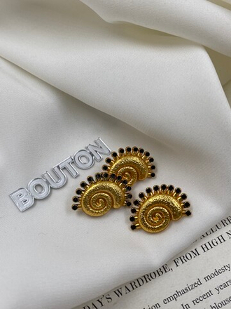 Пуговицы Скиап. золотистые ракушка с черной эмалью