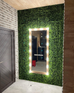 Вертикальное озеленение панелями из искусственной зелени