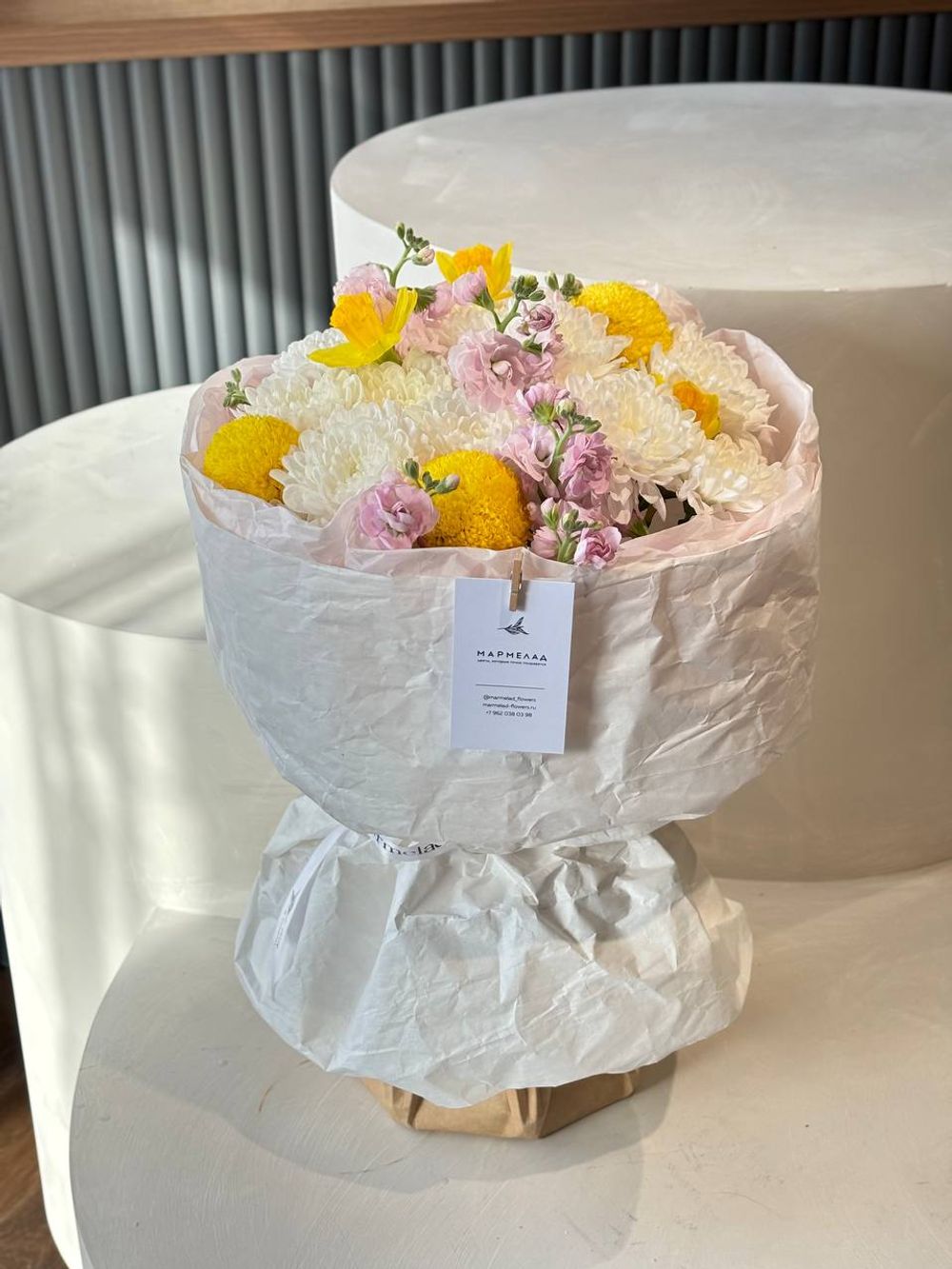 Букет из нарциссов, маттиолы и хризантемы